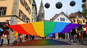 Die Regenbogenfahne wird von den Teilnehmerinnen und Teilnehmern als Statement durch die Altstadt getragen. Der CSD-Verein Konstanz wird ...