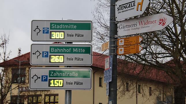 Utopisch hohe Zahlen: Das Parkleitsystem arbeitet noch nicht korrekt, die Stadt kündigte für die nächsten Tage eine Nachjustierung an.