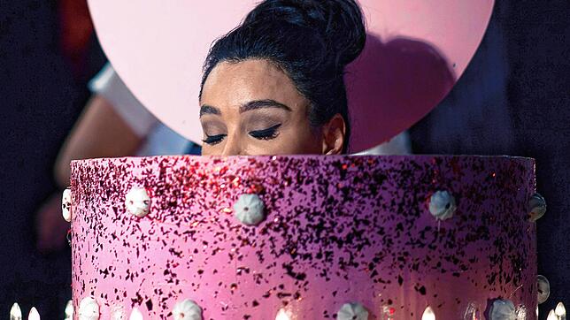 Ob zum runden Geburtstag dieser Promis Verona Pooth aus der Torte springt &ndash; so wie hier in der ZDF-Serie &bdquo;Dr. Klein&ldquo;? ...