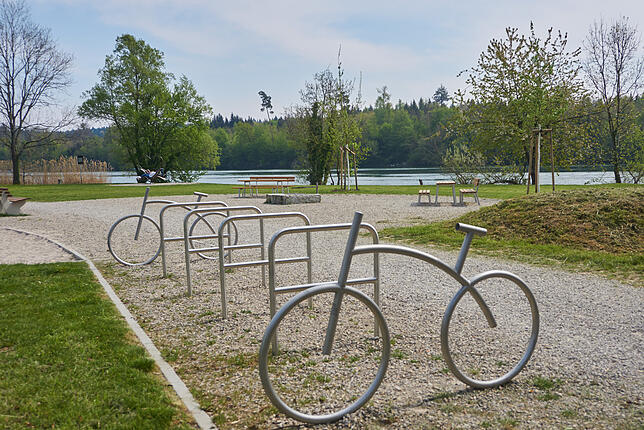 Schwörstadt: Direkt neben dem Schwörstädter Wassersportlern wurde ein neuer Grillplatz mit Spielgeräten und liegen eingerichtet.