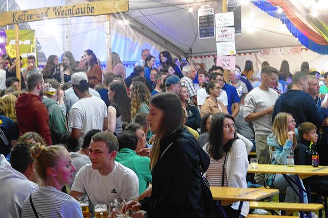 Bild 7: Bergfest in Fürstenberg: Ob8Blech bringt am Samstag die Besucher in Stimmung