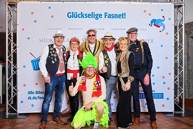 Bild 14: Bilder der SWR-Fasnacht im Konzil: Strahlende Narren vor der SÜDKURIER-VIP-Wand