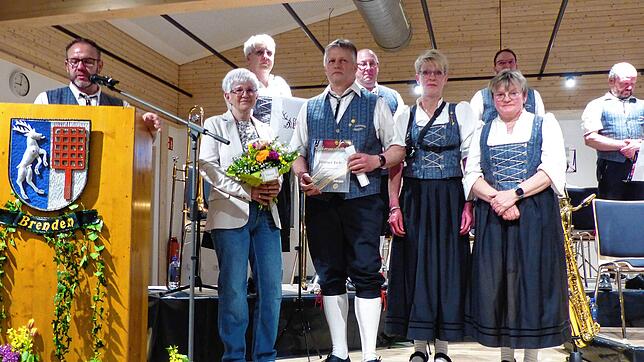 Werner Isele wurde zum Ehrenvorsitzenden der Trachtenkapelle Brenden ernannt (vorn, von links): Dirk Zimmermann, Karin und Werner Isele ...