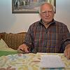 Ein hohes Alter ist kein Grund, nicht kommunalpolitisch aktiv zu sein, findet Werner Endres, hier am Küchentisch in seiner Wohnung.