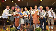 Ein Bild aus feierfreudigen Zeiten: Der Fassanstich wird mit kommunaler Prominenz im Jahr 2018 begangen, mit dabei der Festwirt.