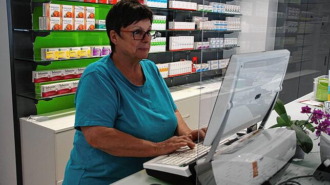 Cornelia Augstein von der Donaueschinger Rathaus-Apotheke hat seit Montag viele Erfahrungen mit der Ausstellung des digitalen Impfpasses ...