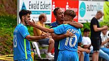 Hattrick geschafft: Nach seinem dritten Treffer beim 6:1 gegen die SG FC Wehr/Brennet holte sich Brooklyn Lehmann (Nr. 10) den Drücker ...