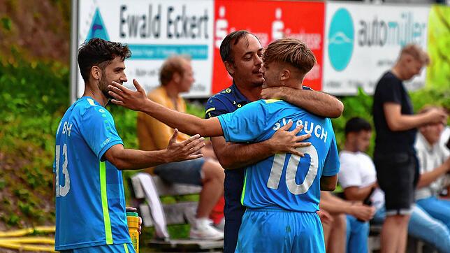 Hattrick geschafft: Nach seinem dritten Treffer beim 6:1 gegen die SG FC Wehr/Brennet holte sich Brooklyn Lehmann (Nr. 10) den Drücker ...