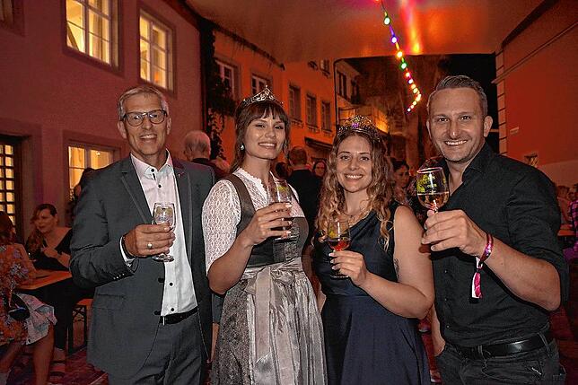 Bürgermeister Robert Scherer, Bodensee-Weinprinzessin Lena Frank, die Badische Weinkönigin Lucia Winterhalter und Bundestagsabgeordneter ...