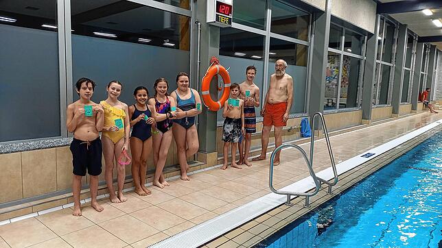 Das Bild zeigt den Ausbilder Karl-Anton Blocherer (DLRG Krauchenwies-Meßkirch) mit Kindern, die ihre Schwimmabzeichen in Bronze und ...