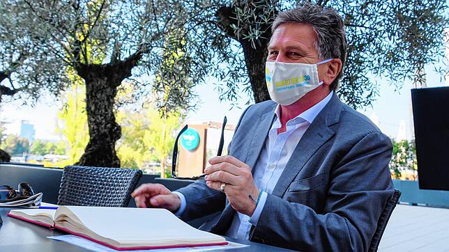 Mit und ohne Maske: Landesgesundheitsminister Manfred Lucha (Grüne) beim Redaktionsgespräch auf der Terasse des Hotels 47 Grad in Konstanz.