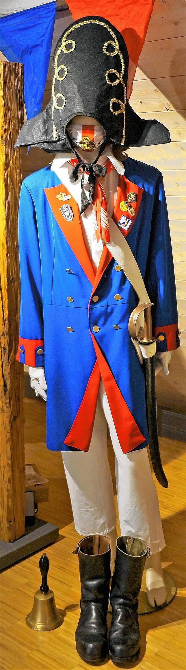 Das Häs des Narrenpolizei ist momentan in der Fasnachts-Ausstellung „Narro – Fasnet in Stockach“ zu besichtigen. Es ...