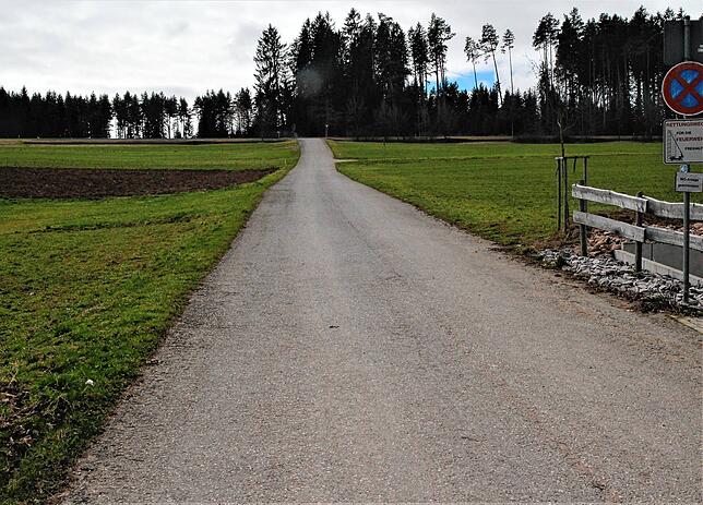 Eine neue Parkfläche soll am Eingang der Zufahrtstraße zum Südparkplatz entstehen. Sie wird im Sommer meist zugeparkt.