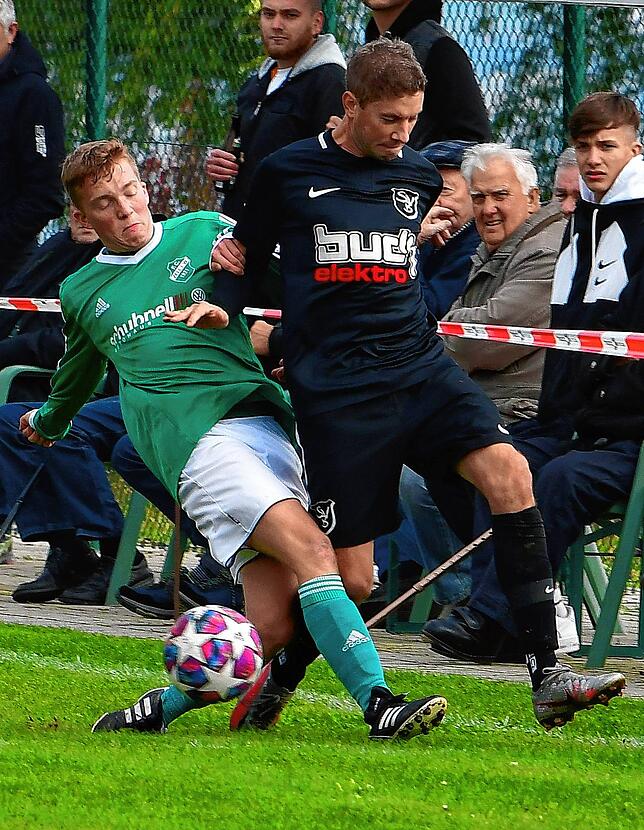 Joker-Tor: Marius Lais (links, gegen Manuel Berger vom SV Buch) war im Spitzenspiel kaum auf dem Platz, schon traf er zur 2:1-Führung ...