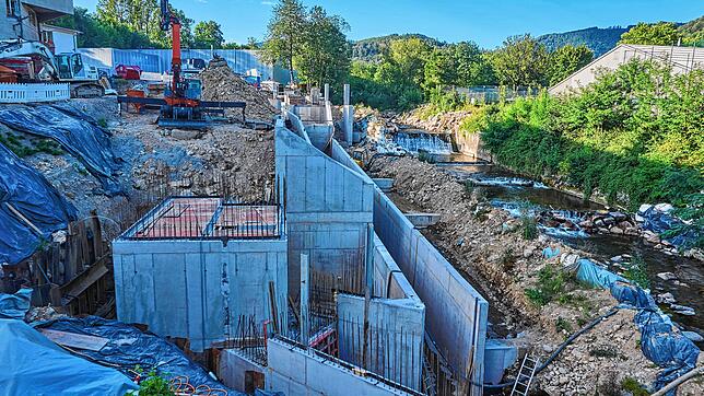 Komplex: Direkt neben der Wehra entsteht das neue Wasserkraftwerk der Papierfabrik Lenz. Im Gegensatz zu früher wird das Wasser hier nur ...