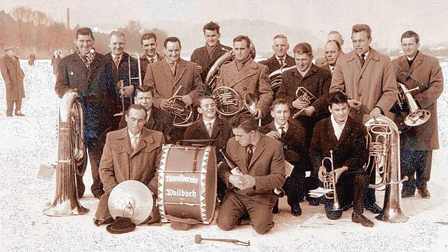 Der Musikverein Wallbach beim Eisfest auf dem zugefrorenen Rhein vor 60 Jahren (vorne von links): Paul Frommherz, Peter Kantim, Klaus ...