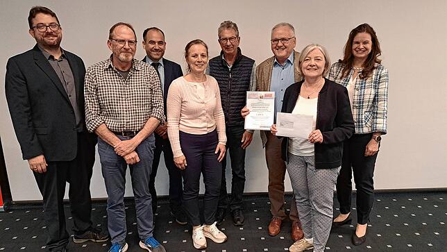 9. Platz: Der Förderverein Idee Klettgau freut sich über 1400 Euro. Von links: Markus Baier, Peter Marber, Klettgaus Bürgermeister Ozan ...