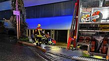 Mitglieder der Freiwilligen Feuerwehr Überlingen bei einem Einsatz am Sonntagabend in der Nußdorfer Straße. Wasser war in ein Gebäude ...