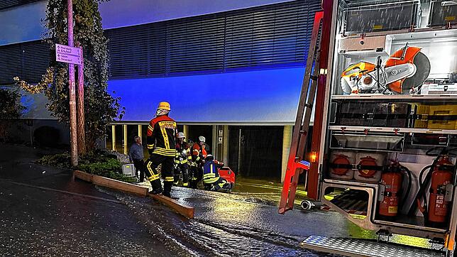 Mitglieder der Freiwilligen Feuerwehr Überlingen bei einem Einsatz am Sonntagabend in der Nußdorfer Straße. Wasser war in ein Gebäude ...