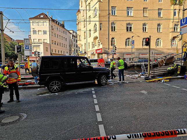 Laut Polizei handelt es sich bei dem Fahrzeug um eine Mercedes-G-Klasse.