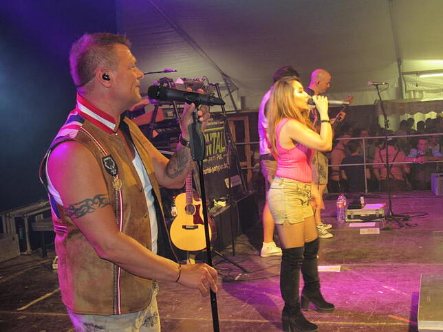 Die Band "Frontal" sorgte während der "Partynacht der Tracht" des Gögginger Bierfestes für gute Stimmung.