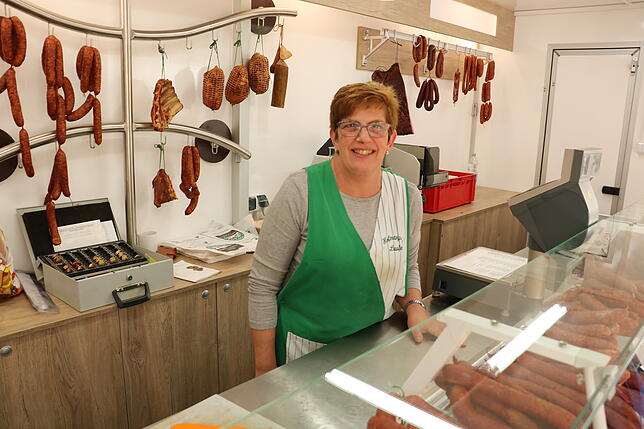Birgit Gänsler kann heute nicht klagen. Anders als im Februar funktionieren in ihrem Wurstwaren-Verkaufswagen alle elektrischen Geräte.