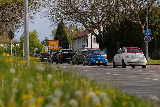 Stockender Verkehr von der Umleitungsstrecke des gesperrten Kornblumenstraßen-Kreisverkehrs.
