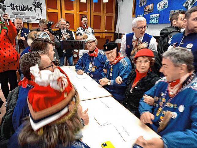 Bild 24: Fasnet: Und der Ministerpräsident feiert mit (2)