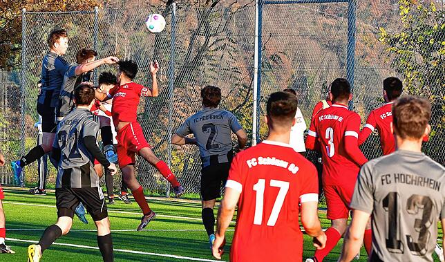 Beste Chance: Nick Schupp (links) vom FC Hochrhein traf mit diesem fulminanten Kopfball nur die Latte des Schönauer Kastens.