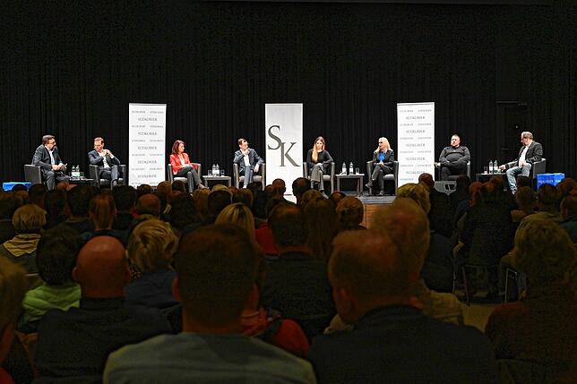 Knapp eine Stunde diskutieren Markus Baier (links) und Justus Obermeyer (rechts ) mit Felix Schreiner (CDU), Rita Schwarzelühr-Sutter ...