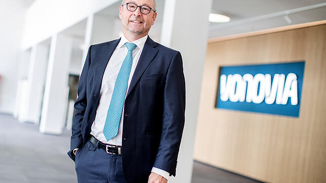 Der Vorstandsvorsitzende der Vonovia SE, Rolf Buch, steht im Eingangsbereich der Firmenzentrale in Bochum.
