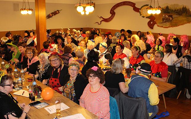 Der Saal im Gasthaus Frieden war voll besetzt beim Weiberball. Die Besucherinnen feierten begeistert mit, schunkelten und sangen.