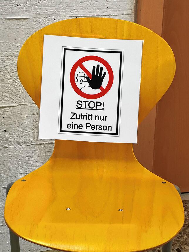 Abstand halten gilt auch in den Toiletten der Burgbergschule.