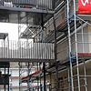 Kaum Abstand zwischen dem Balkon des sanierten Altbaus und dem neuen Haus: Einige Bürger betrachten die Nachverdichtung auf dem ...