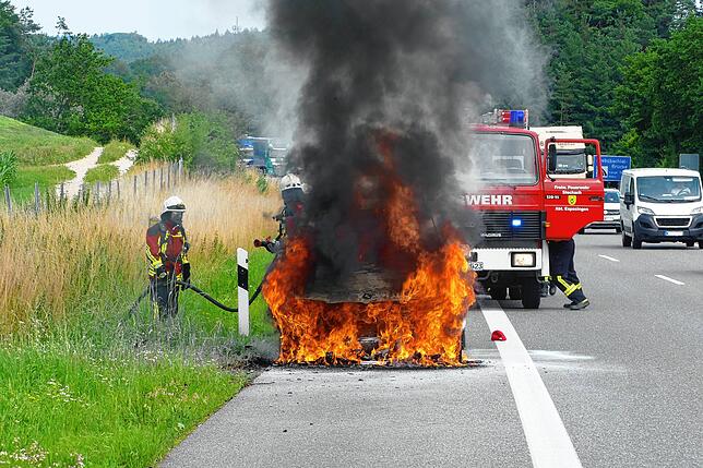 Als die Feuerwehr vor Ort eintraf, stand bereits der gesamte Motorraum des Autos in Flammen.