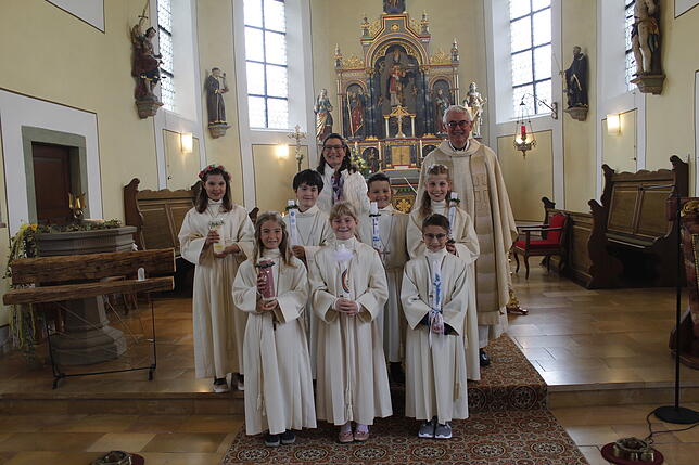 Sieben Kinder feierten in Schwandorf in der Pfarrkirche Sankt Ulrich den Tag ihrer Ersten Heiligen Kommunion. Nach den Worten ...