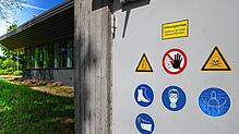 Die Warnhinweise auf dem Lagerraum beim Hallenbad weisen auf die Gefährlichkeit von Chlorgas hin. Bei dem Alarm am Montag ist jedoch ...