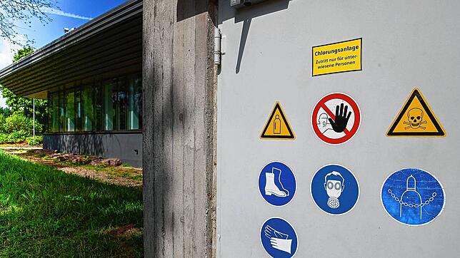 Die Warnhinweise auf dem Lagerraum beim Hallenbad weisen auf die Gefährlichkeit von Chlorgas hin. Bei dem Alarm am Montag ist jedoch ...