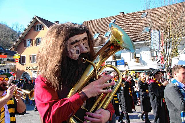 Bild 27: Bilder vom närrischen Treiben beim Treffen der Narren am Fasnachtsmontag in Stühlingen (Teil 2)