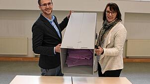 Die Unechte Teilortswahl wird es in Herdwangen-Schönach nicht mehr geben. geben. Auf unserem Archivbild leeren Silvia Hahn und David ...