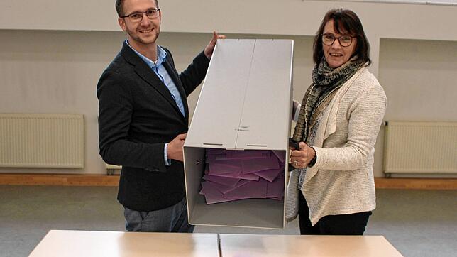 Die Unechte Teilortswahl wird es in Herdwangen-Schönach nicht mehr geben. geben. Auf unserem Archivbild leeren Silvia Hahn und David ...