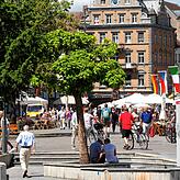Im Jahr 2011 gab es sogar noch einen Baum mehr, nämlich direkt bei der Unterführung.