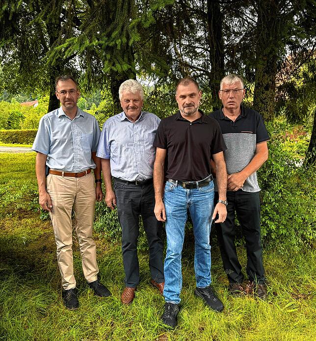 Bürgermeister Christian Dröse verabschiedet Markus Hottinger und Patrick Tröndle aus dem Ortschaftsrat, rechts der alte und neuer ...
