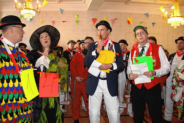 Bild 38: Närrisches Treiben beim Schließen von Rathaus und Banken