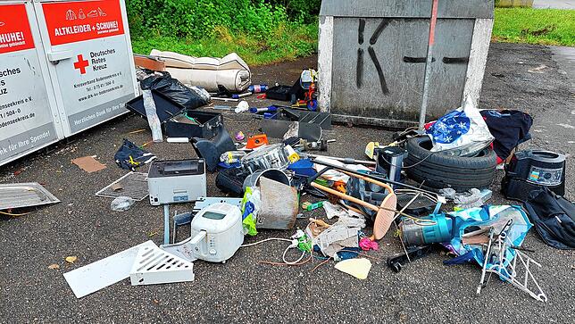 Lange Zeit in gewohntes Bild beim Skaterpark in der Kitzenwiese: Es wurde im großen Stil illegal Müll entsorgt. Seit es ein Schild mit ...