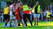 Torhüter Christian Mendes (Dritter von rechts) feiert mit Fans und Teamkollegen den letzten Treffer beim 5:1-Heimsieg in der ...