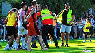 Torhüter Christian Mendes (Dritter von rechts) feiert mit Fans und Teamkollegen den vierten Treffer beim 5:1-Heimsieg in der ...