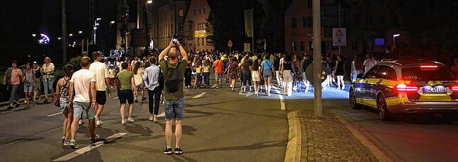 (Archivbild) Nach dem Feuerwerk treten viele Seenachtfest-Besucher – wie hier 2024 – den Heimweg an. Die alte Rheinbrücke ist wegen der ...