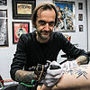 Dave Beier hat ein Tattoostudio in Konstanz und ist auch selbst tätowiert. Er merkt, dass er auch heute noch komisch gemustert wird.