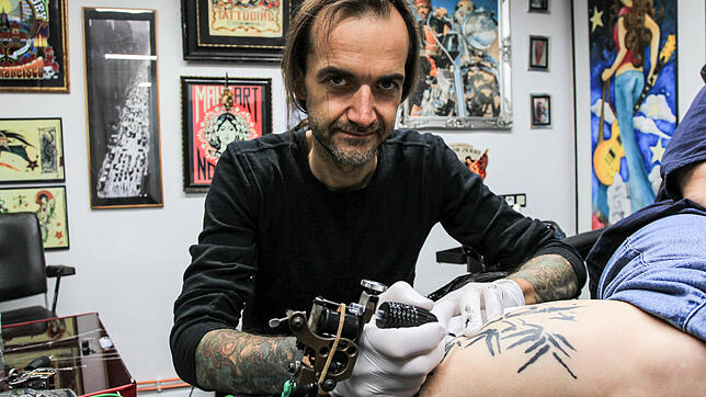 Dave Beier hat ein Tattoostudio in Konstanz und ist auch selbst tätowiert. Er merkt, dass er auch heute noch komisch gemustert wird.